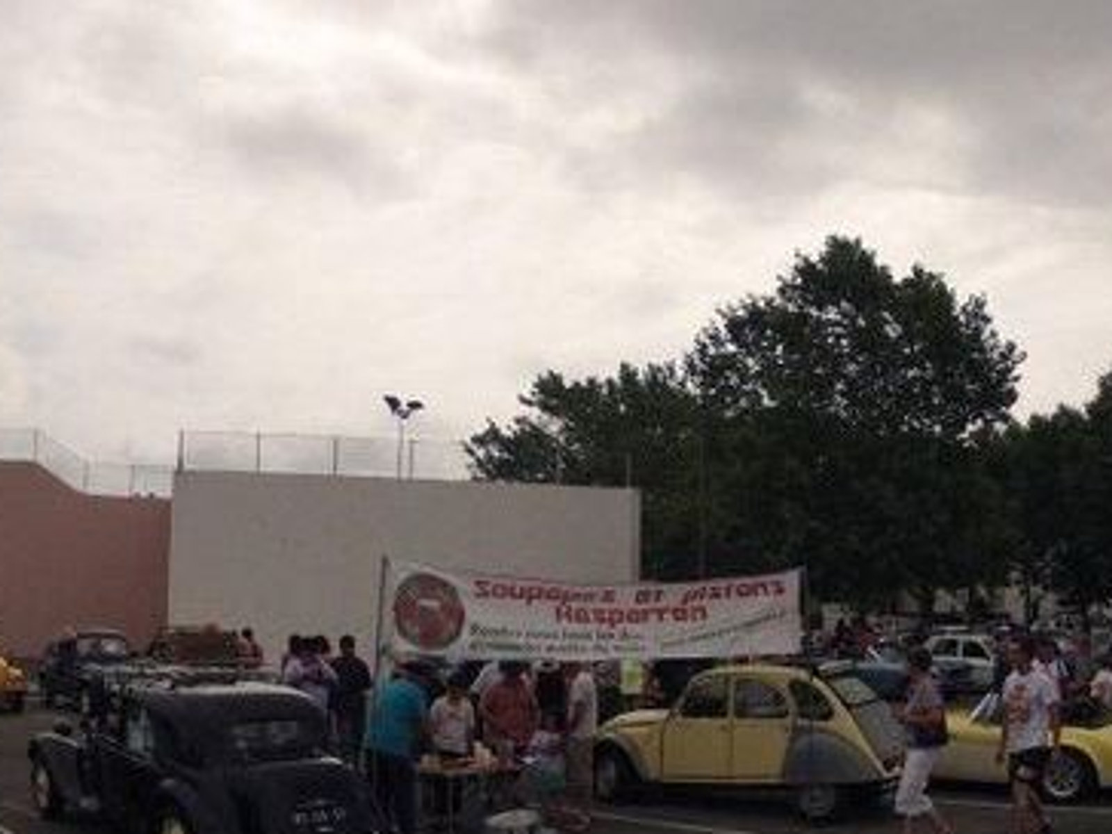 Rassemblement à Hasparren avec 2CV